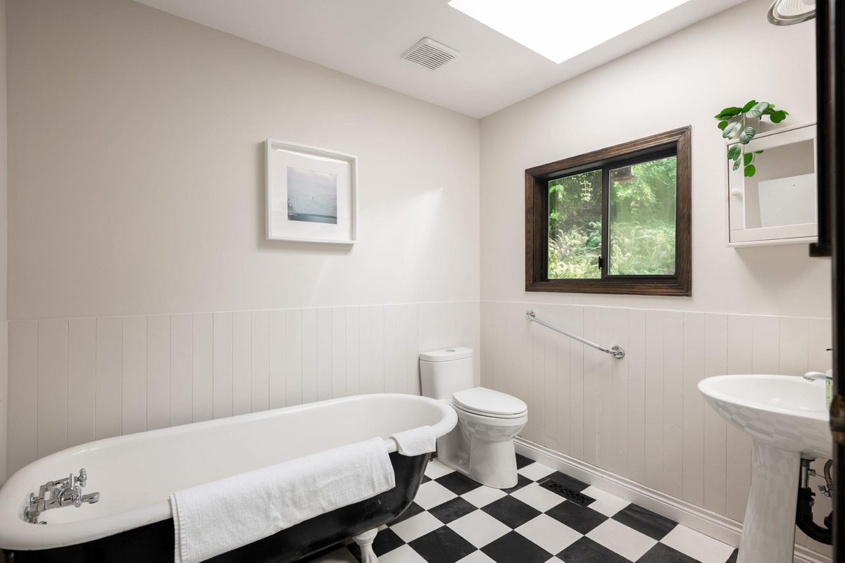 Mudroom Photo of 1558 Mount Gardner Road, Bowen Island, BC