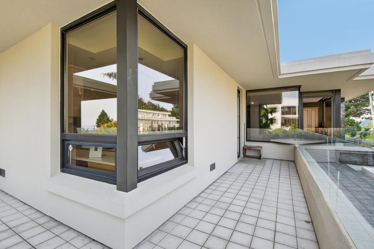 Aerial View of 402 15050 Prospect Avenue, White Rock, BC