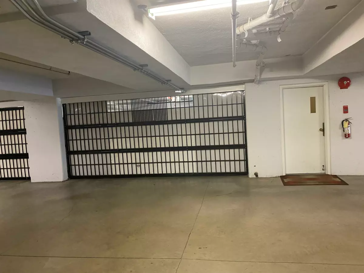 Backyard Photo of 402 15050 Prospect Avenue, White Rock, BC