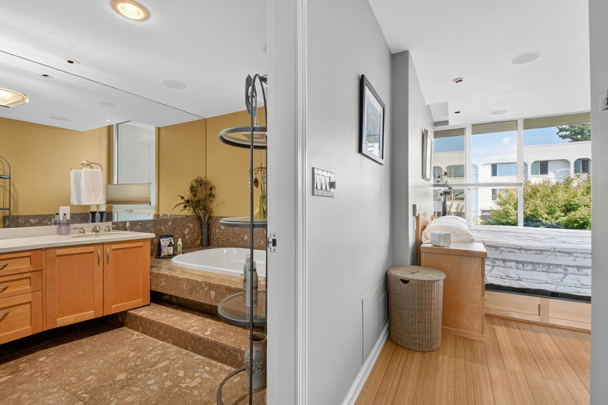 Bedroom 2 Photo of 402 15050 Prospect Avenue, White Rock, BC