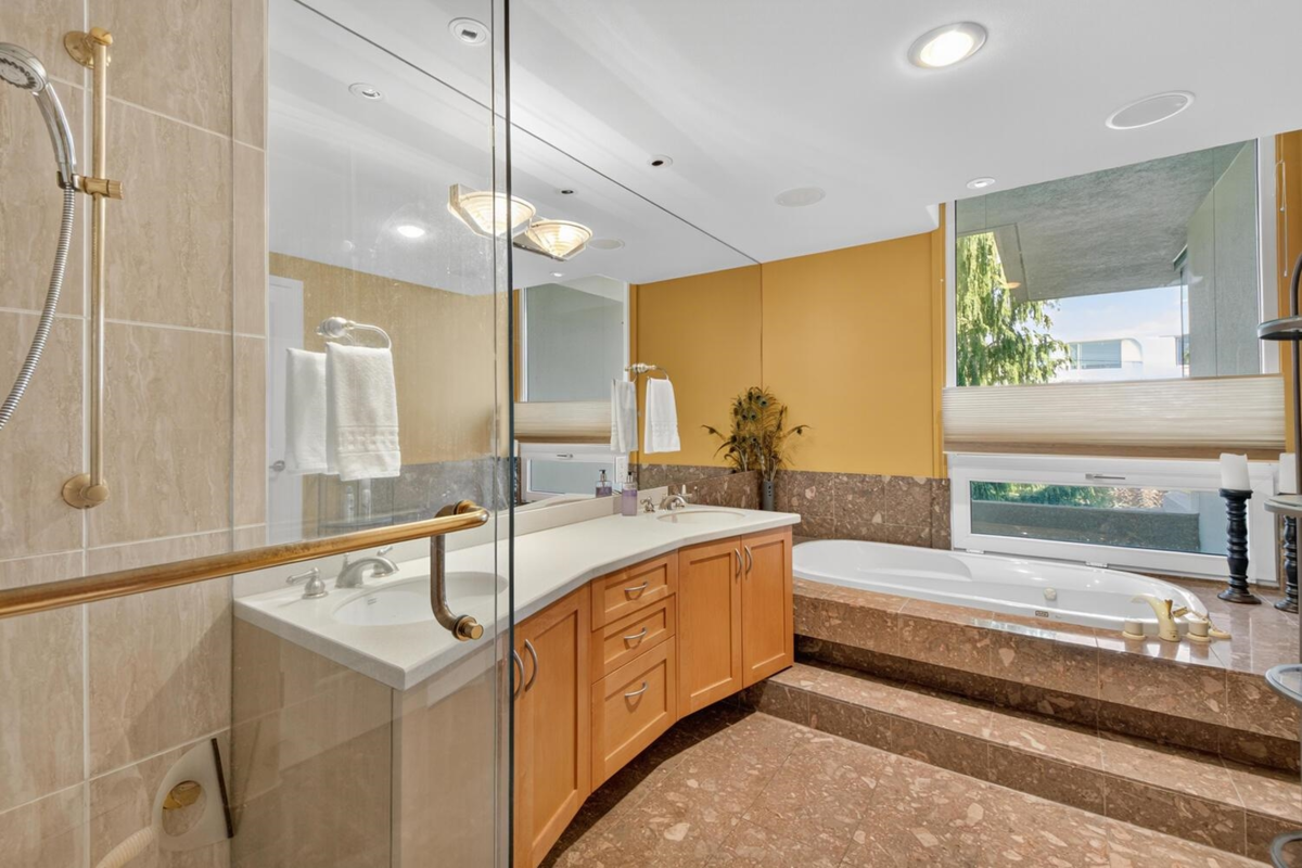 Bedroom 3 Photo of 402 15050 Prospect Avenue, White Rock, BC