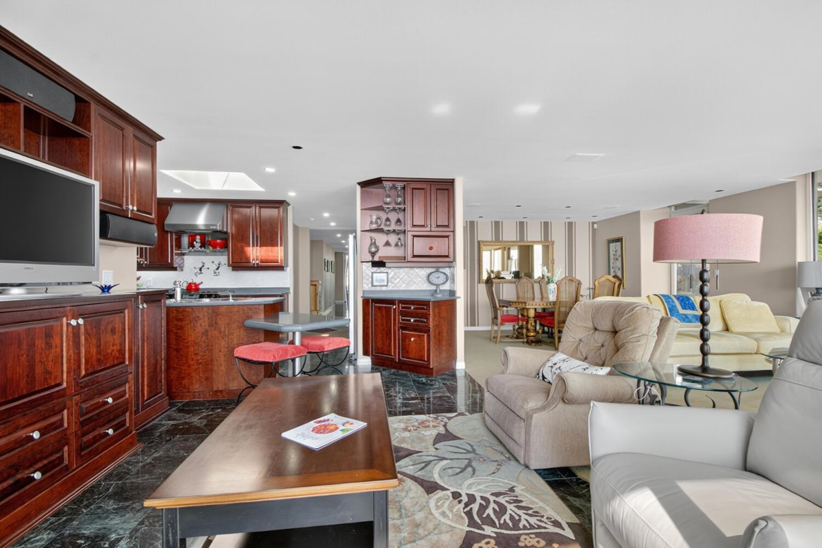 Breakfast Nook Photo of 402 15050 Prospect Avenue, White Rock, BC