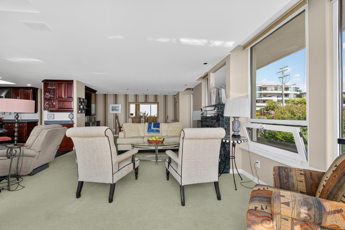 Dining Area Photo of 402 15050 Prospect Avenue, White Rock, BC