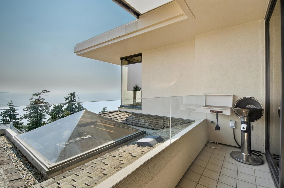 Garage Interior Photo of 402 15050 Prospect Avenue, White Rock, BC