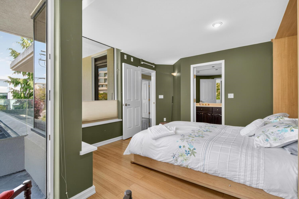 Guest Bathroom Photo of 402 15050 Prospect Avenue, White Rock, BC