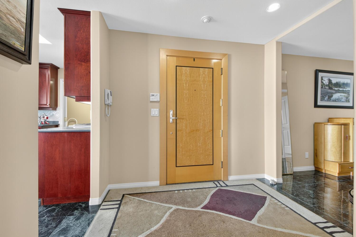 Hallway Photo of 402 15050 Prospect Avenue, White Rock, BC