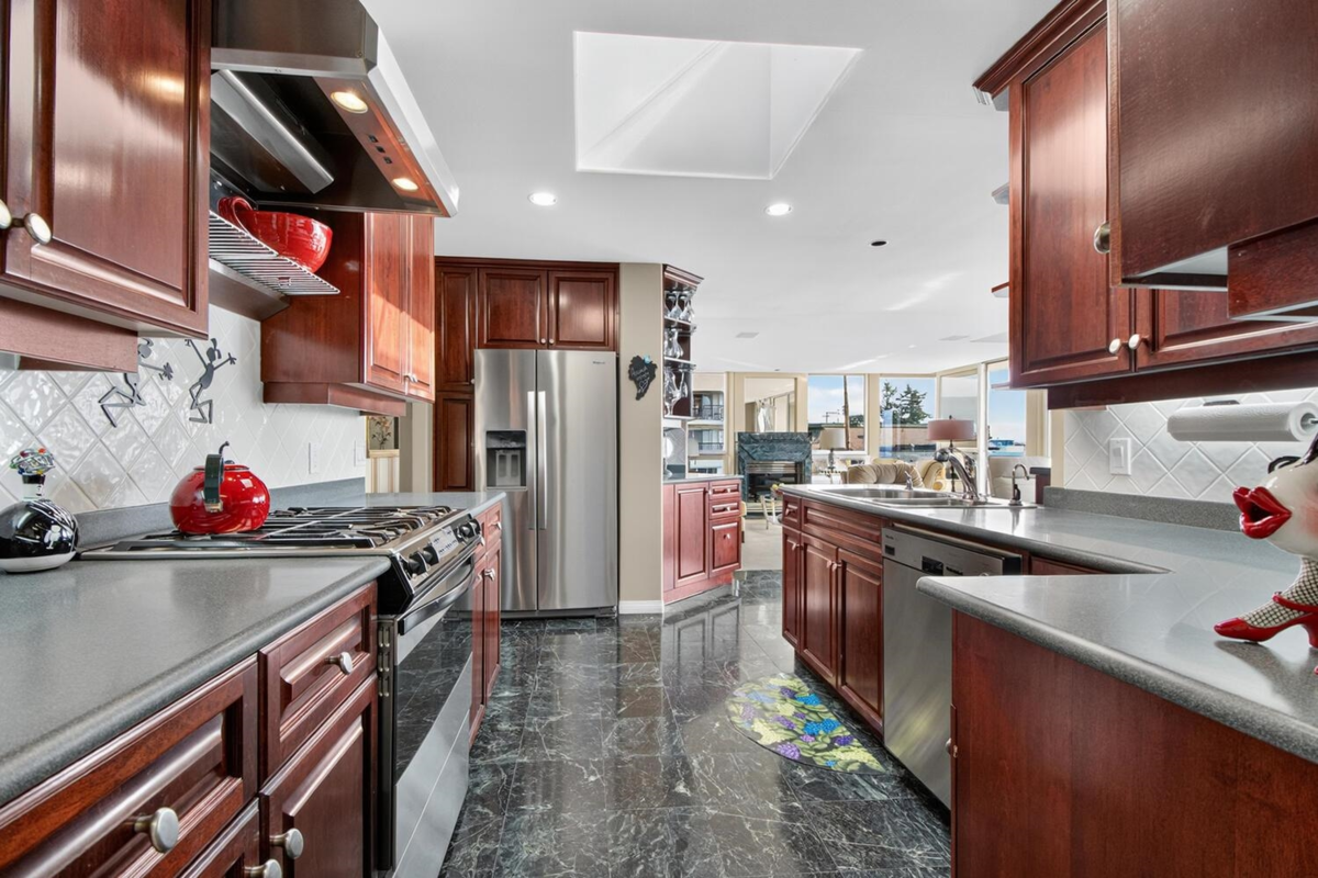 Kitchen Island Photo of 402 15050 Prospect Avenue, White Rock, BC