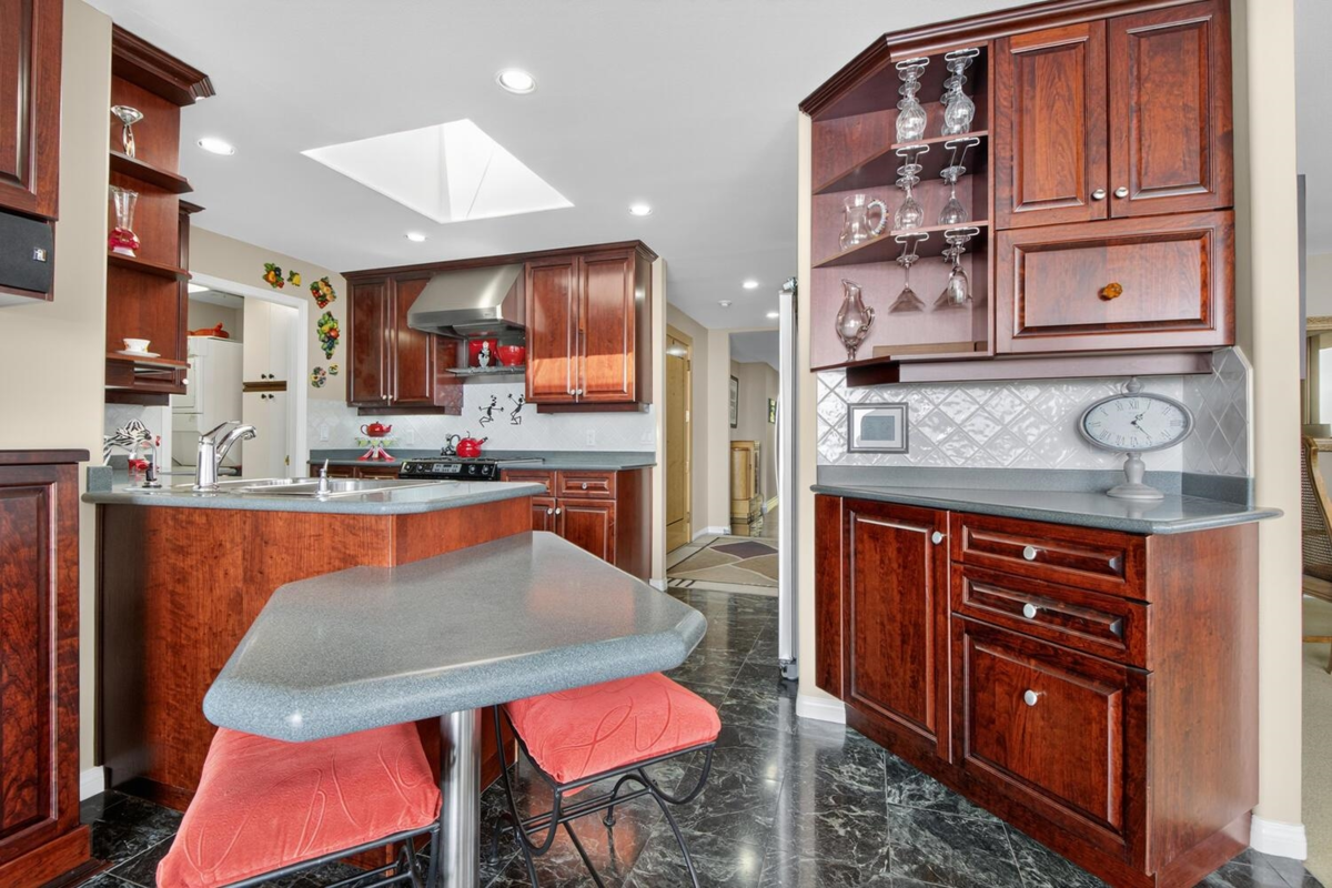 Kitchen Photo of 402 15050 Prospect Avenue, White Rock, BC