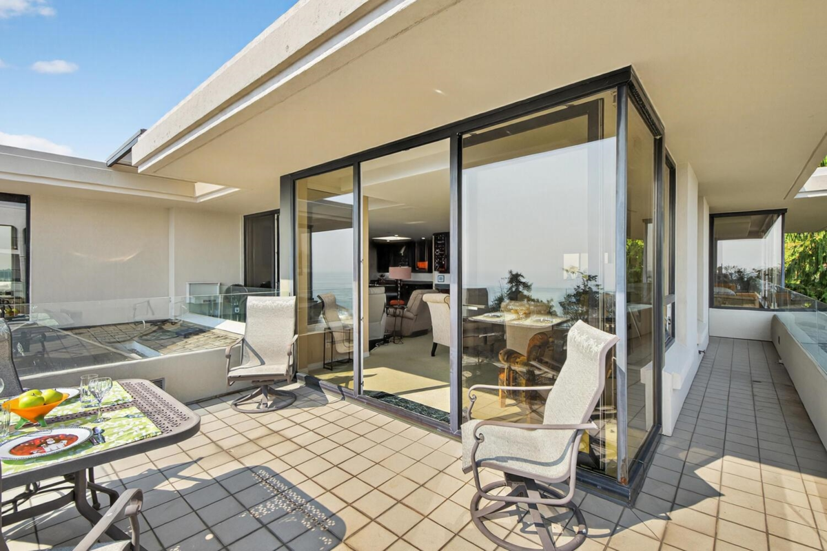 Living Room Photo of 402 15050 Prospect Avenue, White Rock, BC