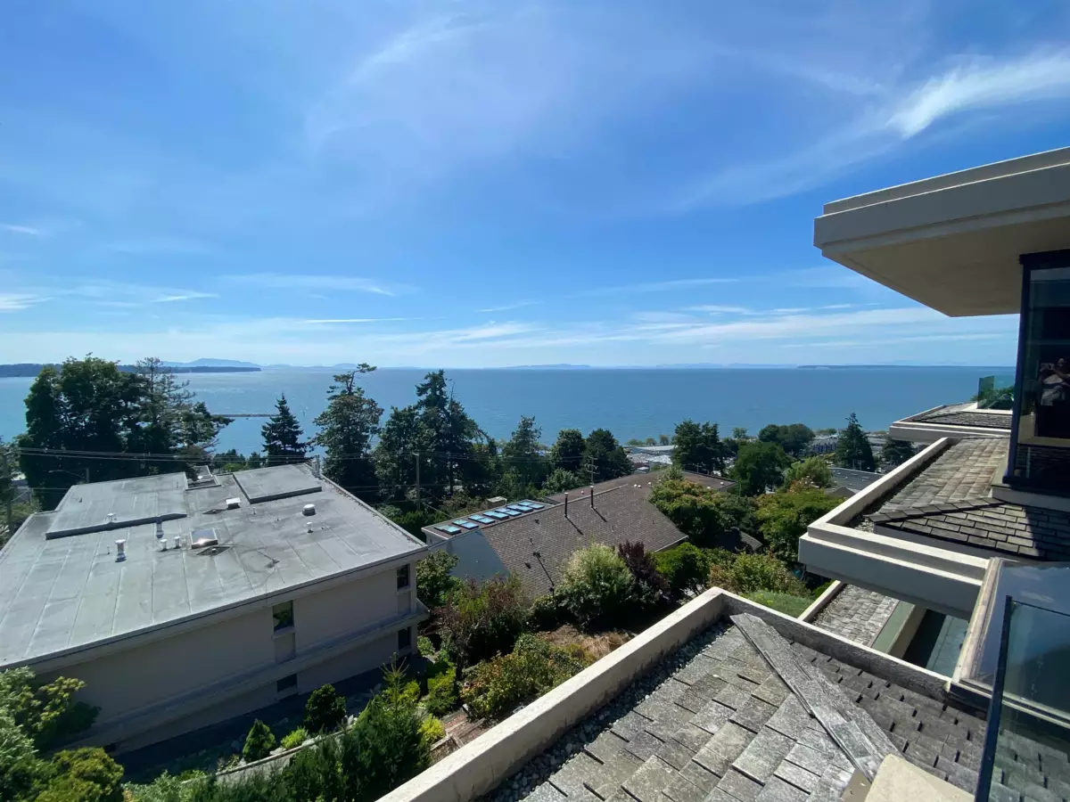 Mudroom Photo of 402 15050 Prospect Avenue, White Rock, BC