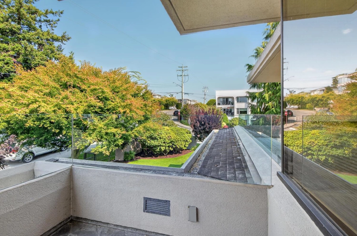 Outdoor Deck Photo of 402 15050 Prospect Avenue, White Rock, BC