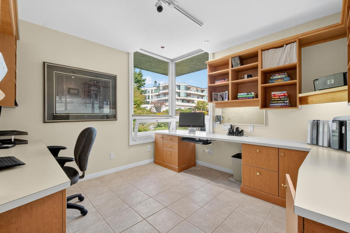 Powder Room Photo of 402 15050 Prospect Avenue, White Rock, BC