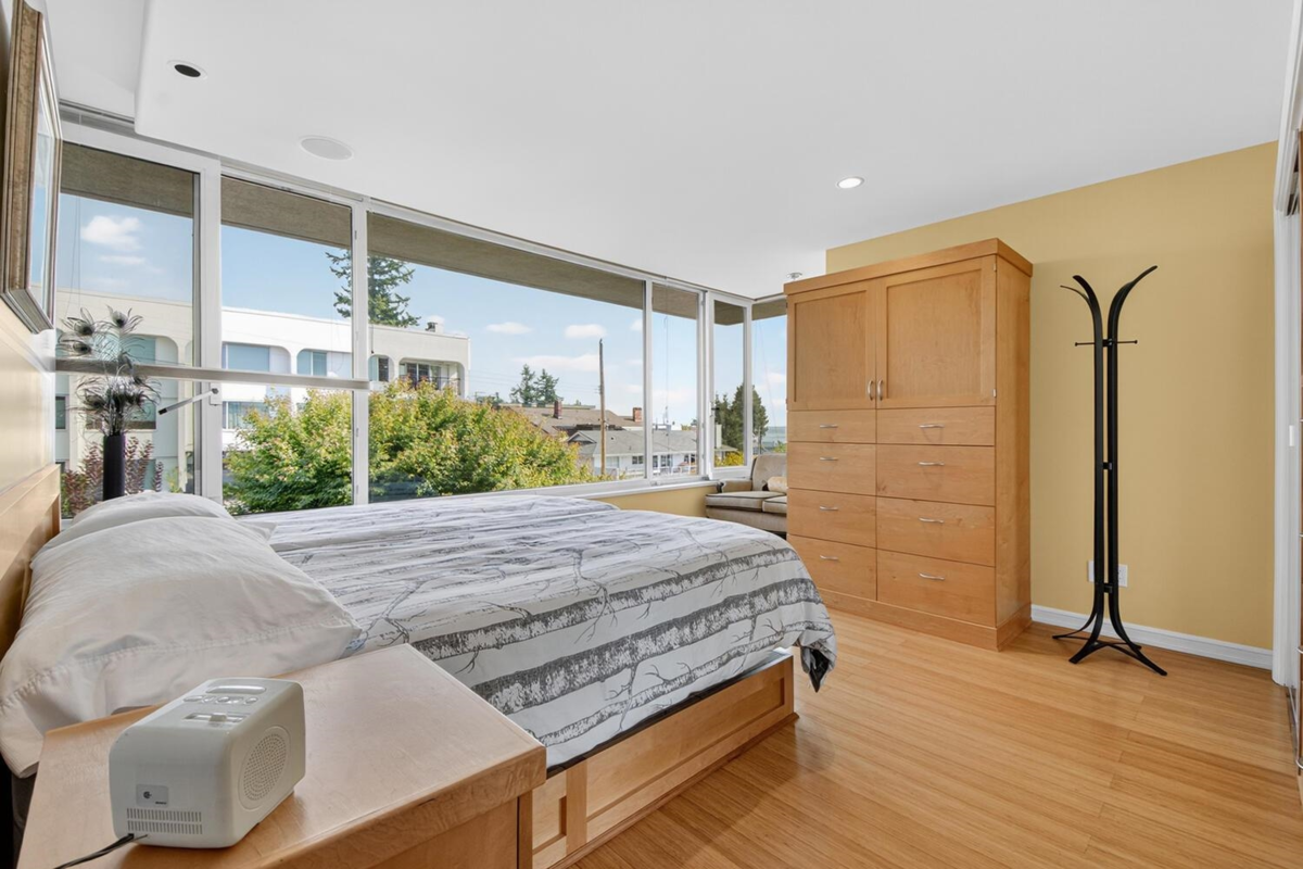 Primary Bathroom Photo of 402 15050 Prospect Avenue, White Rock, BC