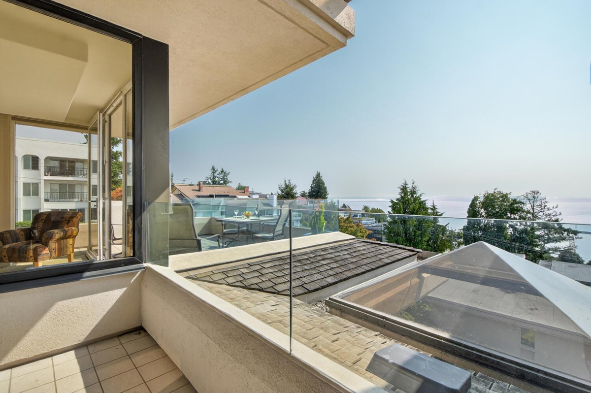 Staircase Photo of 402 15050 Prospect Avenue, White Rock, BC