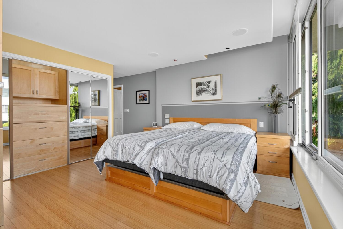 Walk-In Closet Photo of 402 15050 Prospect Avenue, White Rock, BC