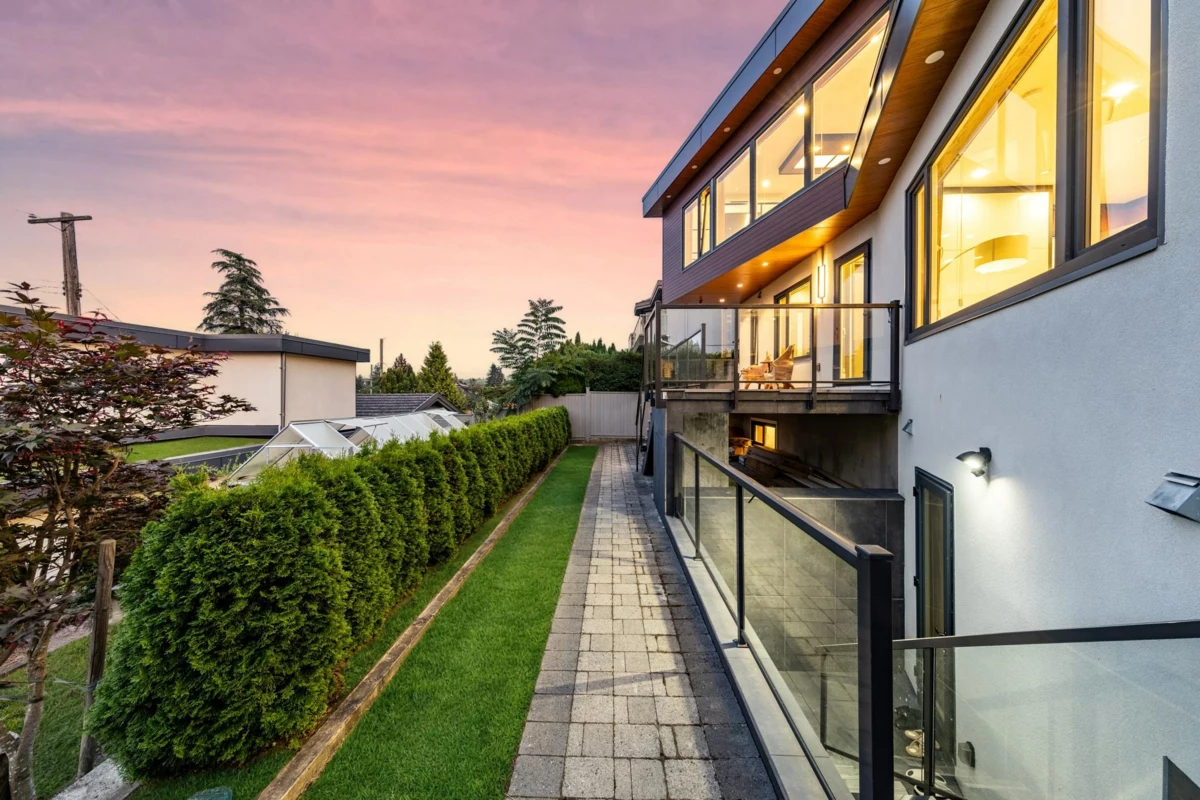 Front Yard Photo of 2863 W King Edward Avenue, Vancouver, BC