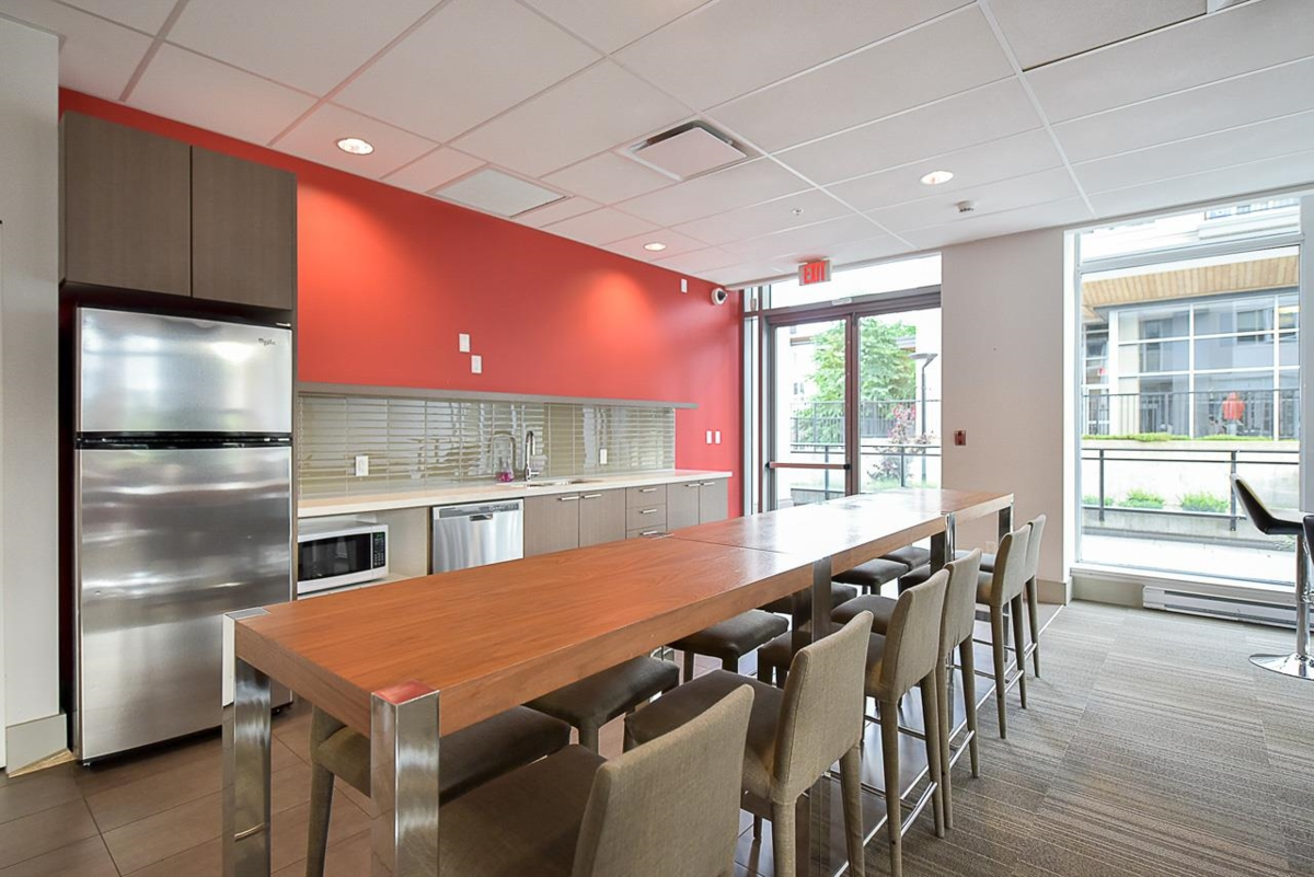 Entry Foyer Photo of 708 13325 102a Avenue, Surrey, BC