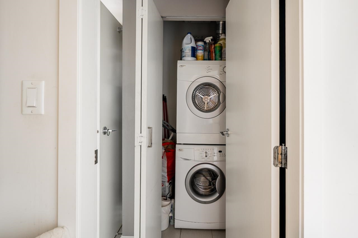 Guest Bathroom Photo of 708 13325 102a Avenue, Surrey, BC