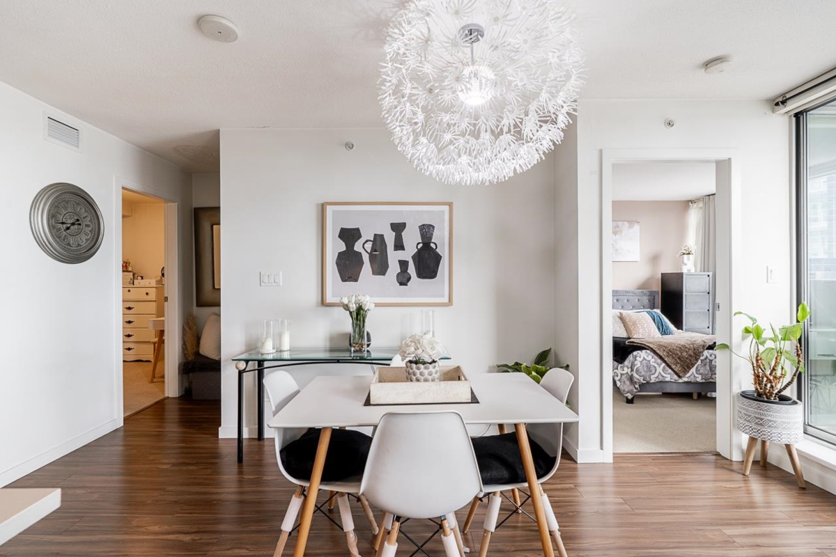 Kitchen Photo of 708 13325 102a Avenue, Surrey, BC