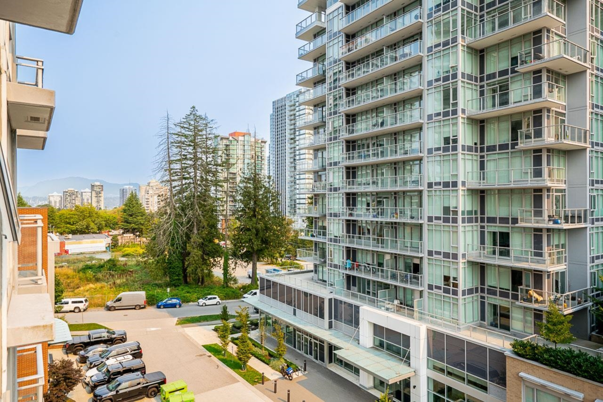 Laundry Room Photo of 708 13325 102a Avenue, Surrey, BC