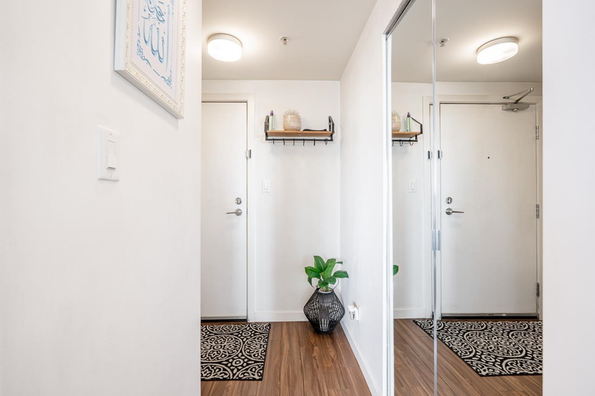 Powder Room Photo of 708 13325 102a Avenue, Surrey, BC