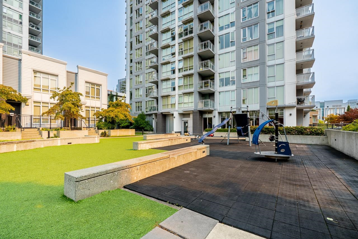 Staircase Photo of 708 13325 102a Avenue, Surrey, BC