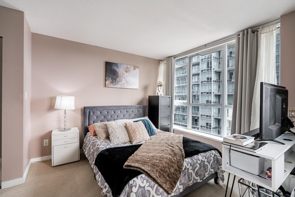 Walk-In Closet Photo of 708 13325 102a Avenue, Surrey, BC