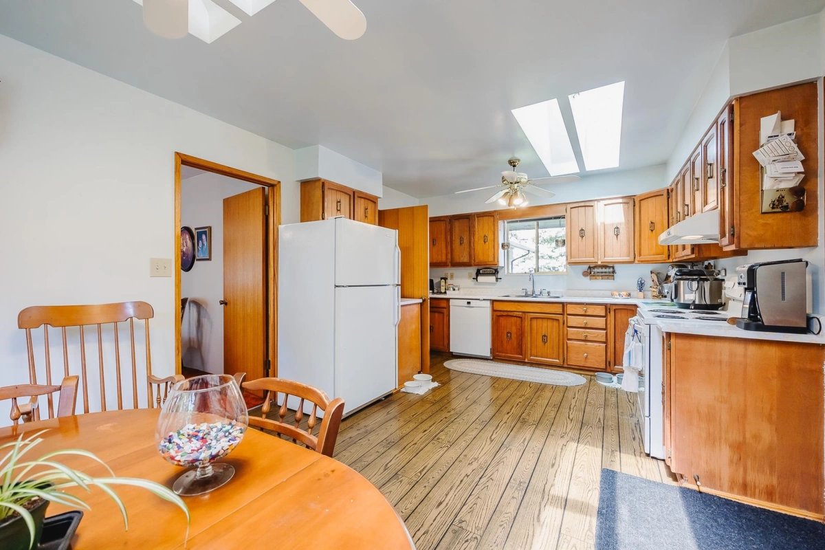 Primary Bathroom Photo of 21190 Glenwood Avenue, Maple Ridge, BC