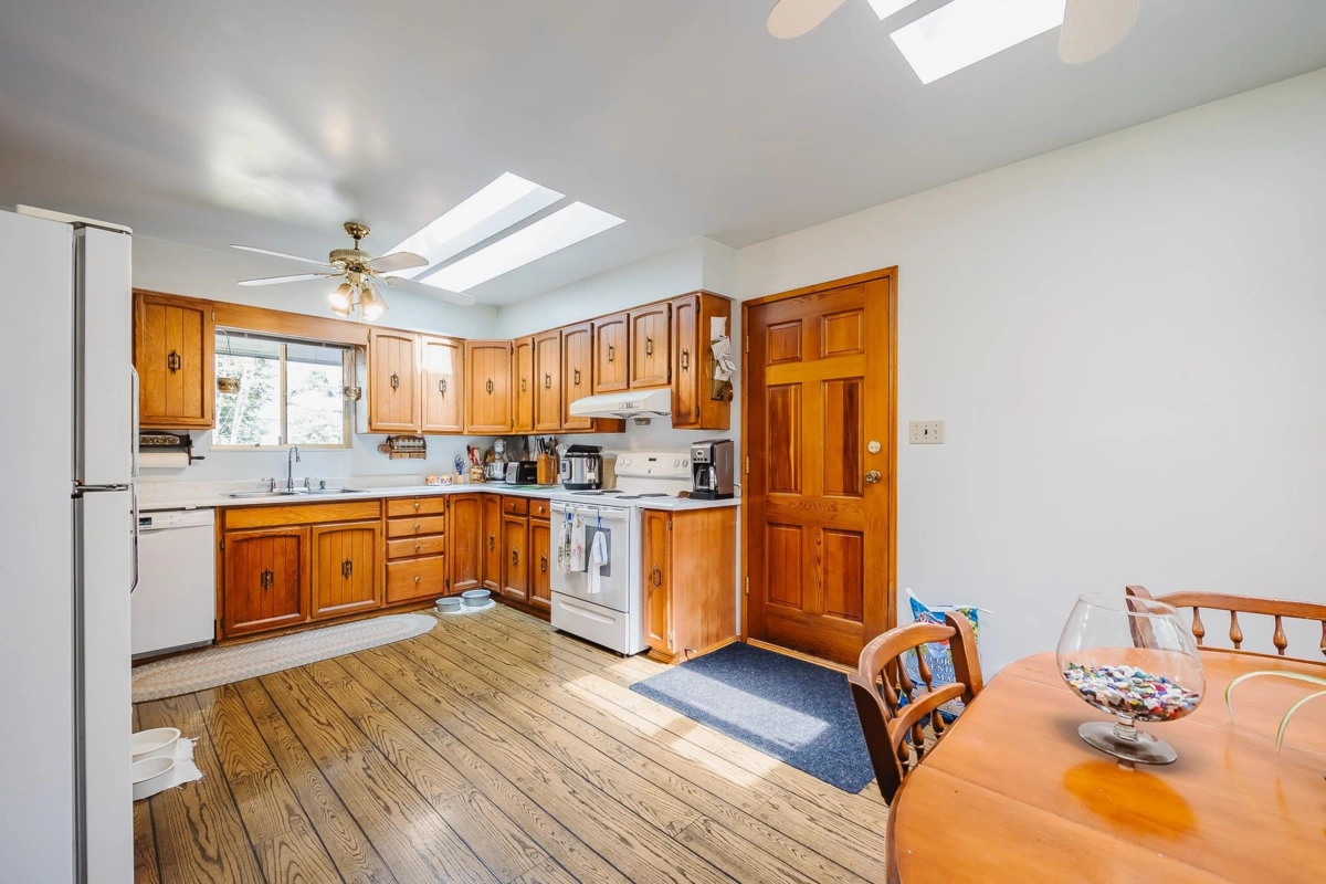 Primary Bedroom Photo of 21190 Glenwood Avenue, Maple Ridge, BC