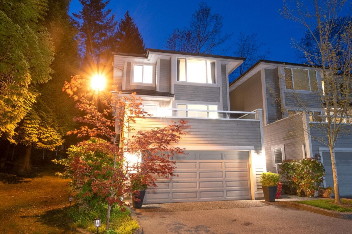Living Room Photo of 1 181 Ravine Drive, Port Moody, BC