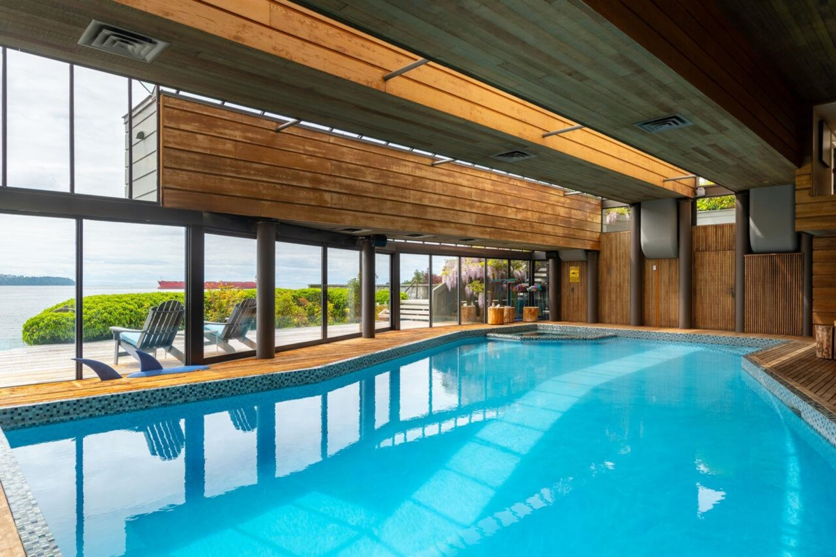 Entry Foyer Photo of 4036 Marine Drive, West Vancouver, BC