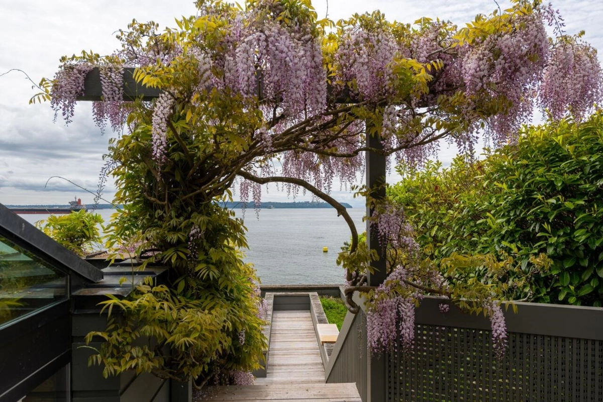Garden / Landscaping Photo of 4036 Marine Drive, West Vancouver, BC