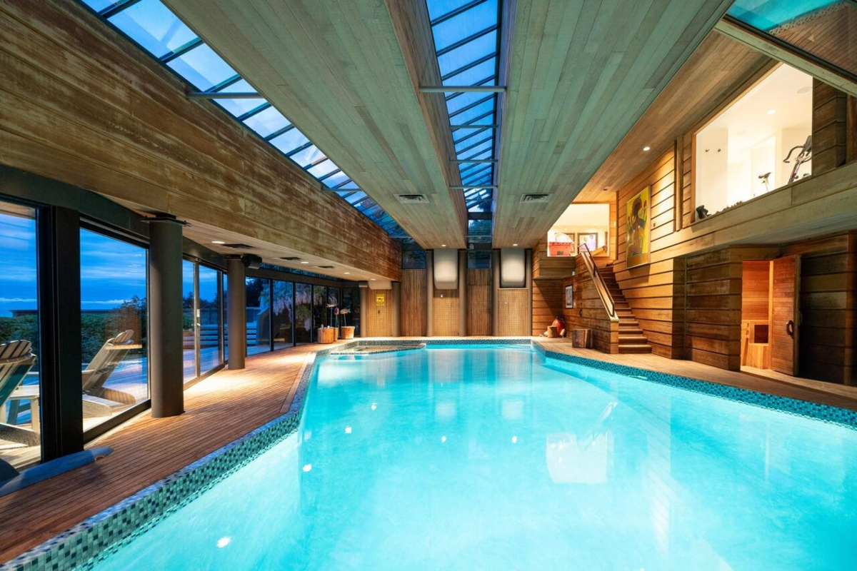 Hallway Photo of 4036 Marine Drive, West Vancouver, BC