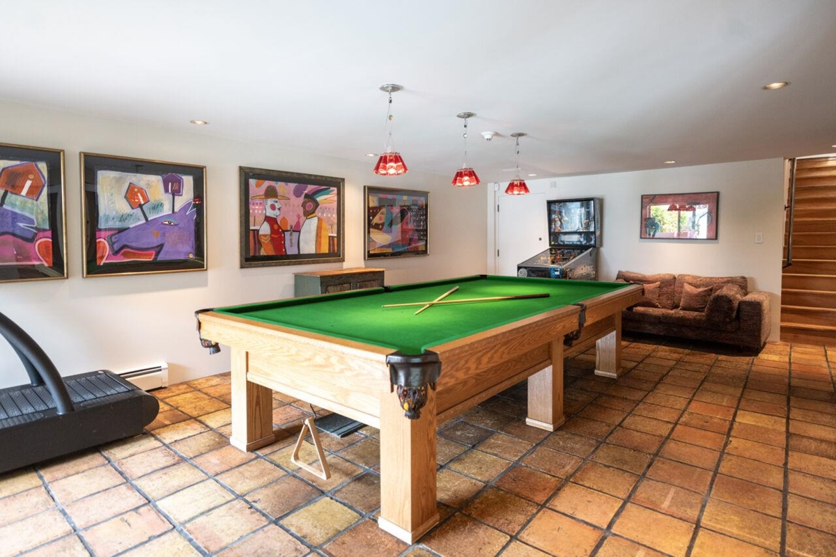 Laundry Room Photo of 4036 Marine Drive, West Vancouver, BC