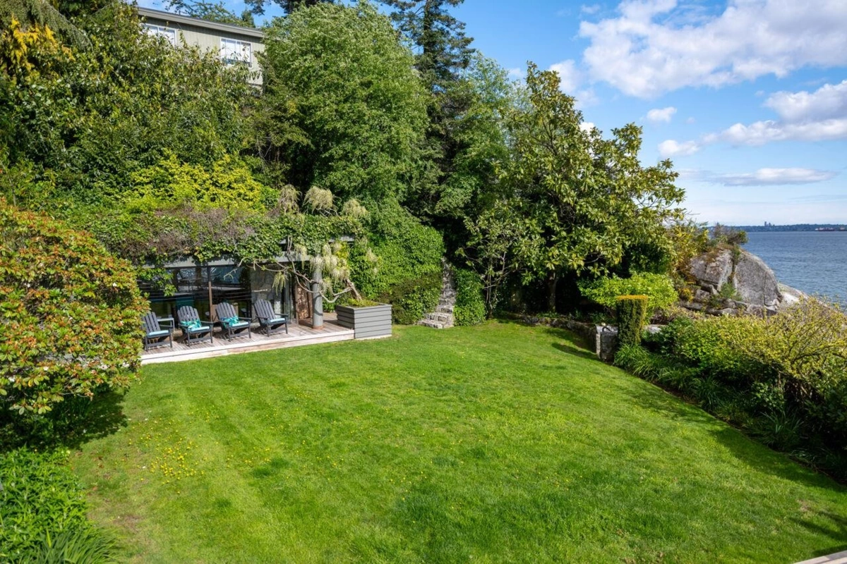 Outdoor Kitchen Photo of 4036 Marine Drive, West Vancouver, BC