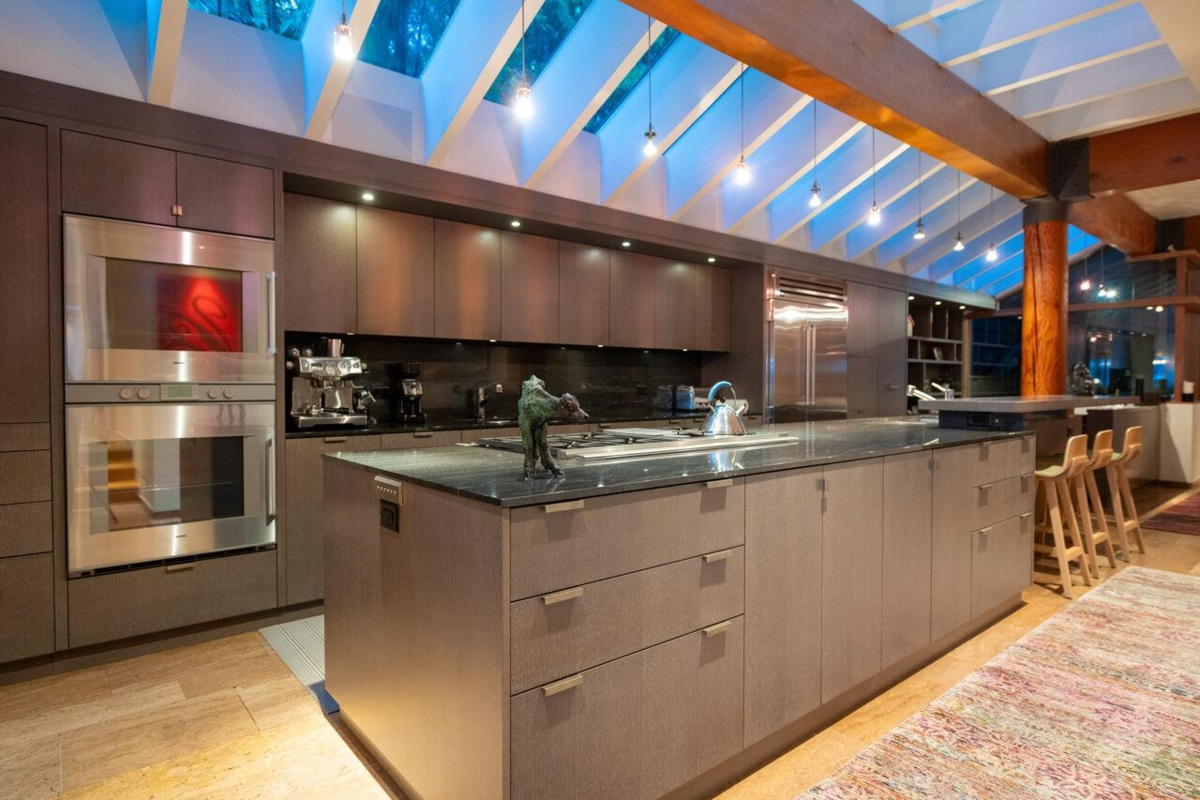 Walk-In Closet Photo of 4036 Marine Drive, West Vancouver, BC