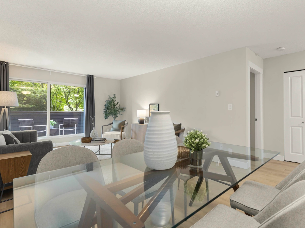 Living Room Photo of 216 1990 W 6th Avenue, Vancouver, BC