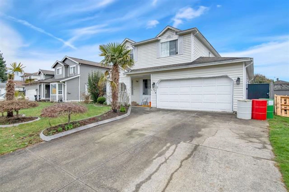 Living Room Photo of 7478 123 Street, Surrey, BC