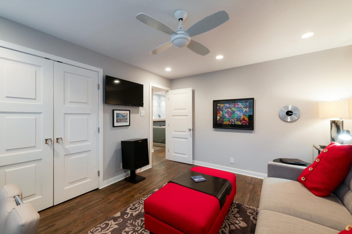 Laundry Room Photo of 3669 Edgemont Boulevard, North Vancouver, BC