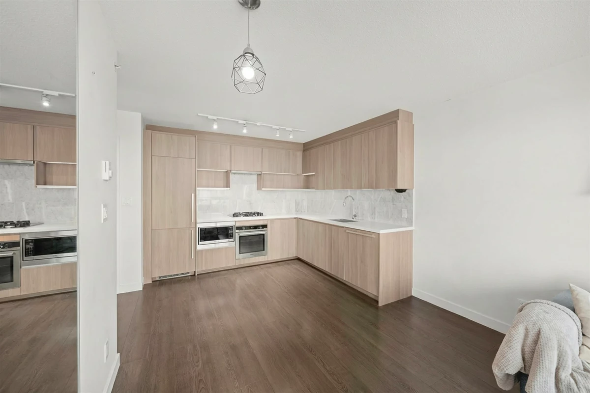 Walk-In Closet Photo of 1901 13696 100 Avenue, Surrey, BC