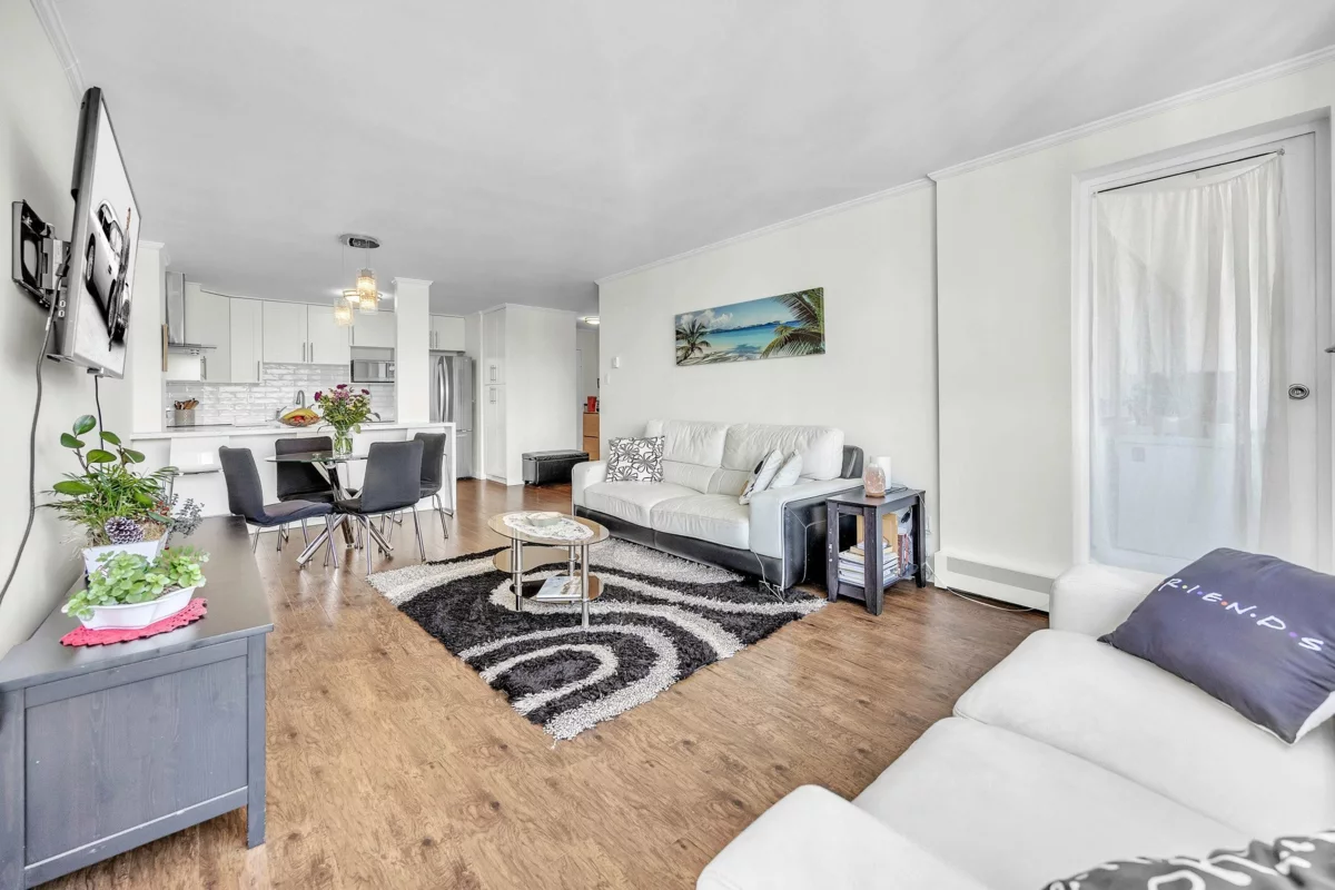 Kitchen Island Photo of 1606 9280 Salish Court, Burnaby, BC