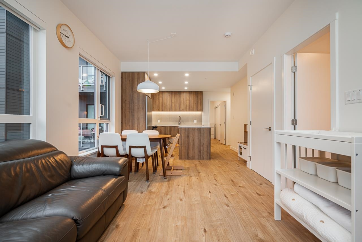 Kitchen Photo of 422 3596 Malsum Drive, North Vancouver, BC