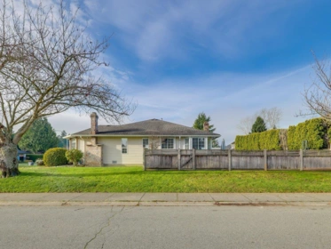 Living Room Photo of 16347 12 Avenue, Surrey, BC