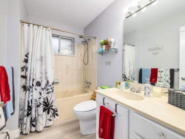 Mudroom Photo of 16347 12 Avenue, Surrey, BC