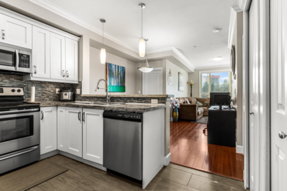 205 13897 Fraser Highway, Surrey, BC, Surrey — Apartment/Condo for sale