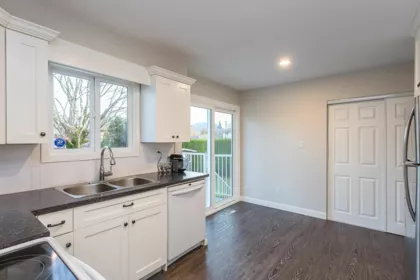 Kitchen Island Photo of 9966 Merritt Drive, Chilliwack, BC