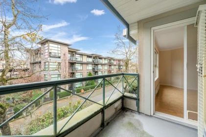 Powder Room Photo of 302 15325 17 Avenue, Surrey, BC