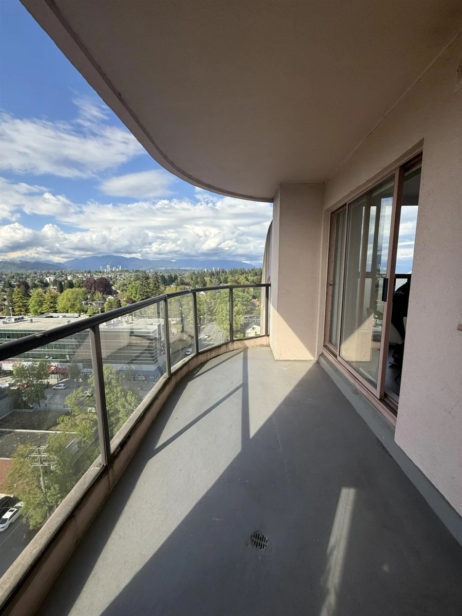 Front Yard Photo of 1705 612 Fifth Avenue, New Westminster, BC