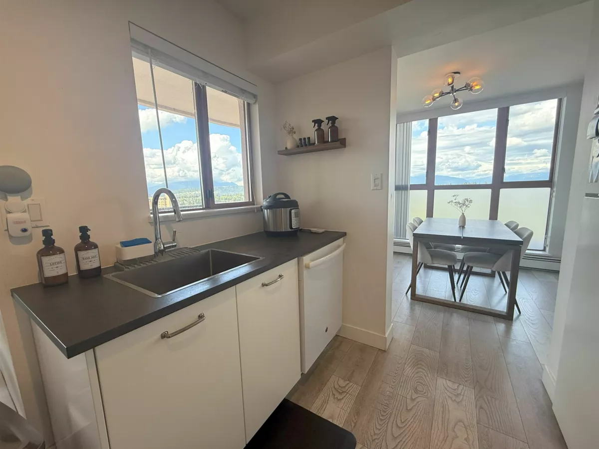Kitchen Island Photo of 1705 612 Fifth Avenue, New Westminster, BC