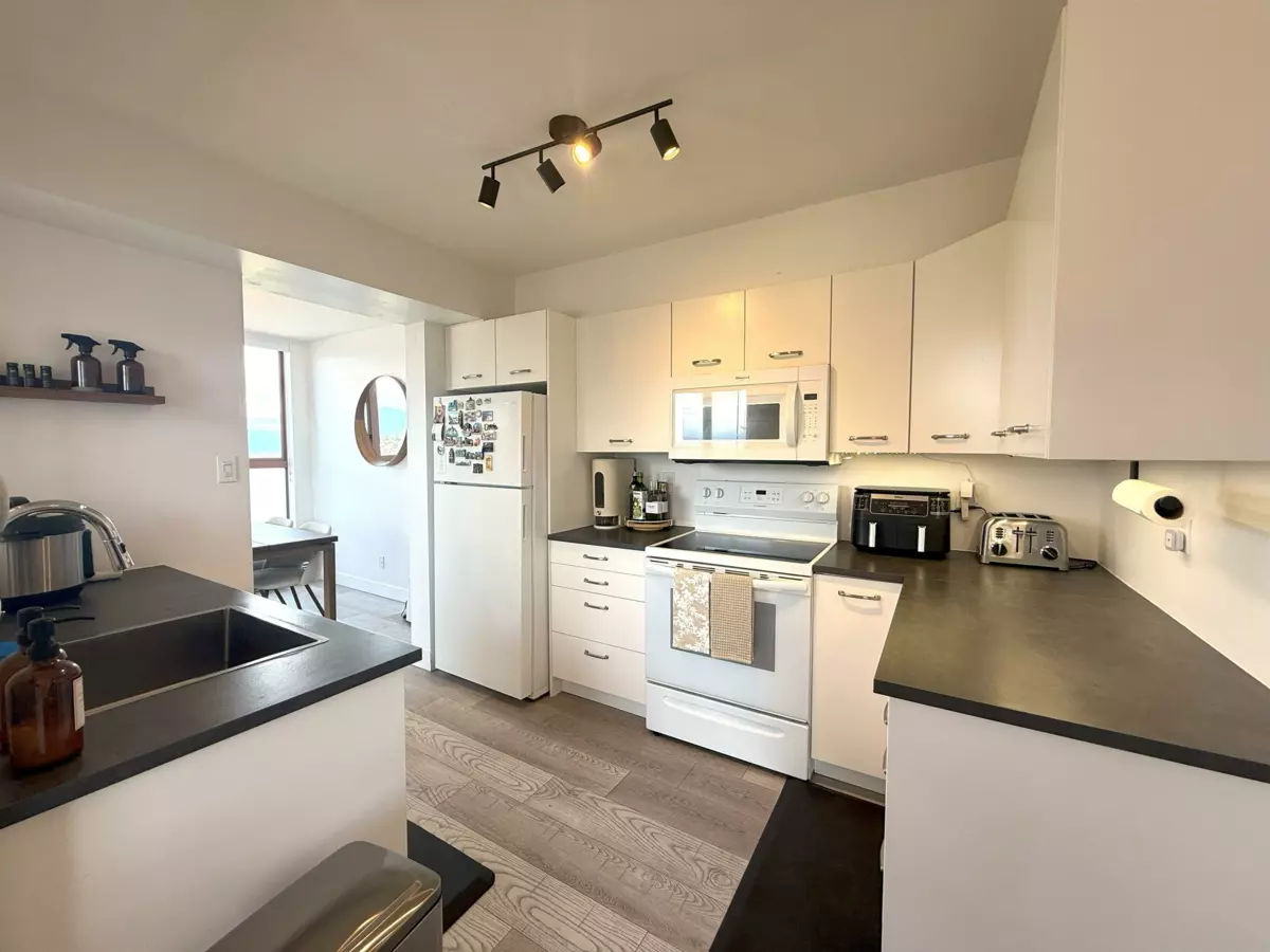 Kitchen Photo of 1705 612 Fifth Avenue, New Westminster, BC